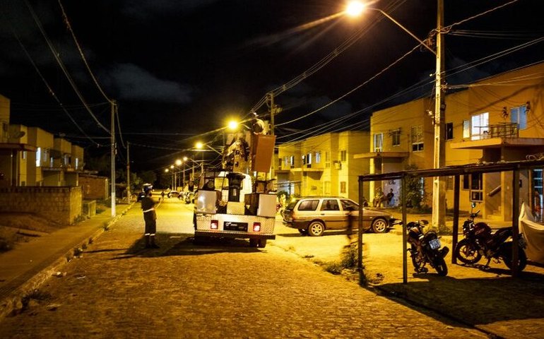 Mutirão de iluminação beneficia mais de 20 mil moradores no Benedito Bentes