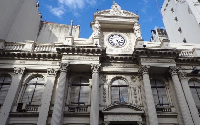 BC da Argentina eleva taxa básica de juros em 15 pontos porcentuais, a 133% ao ano