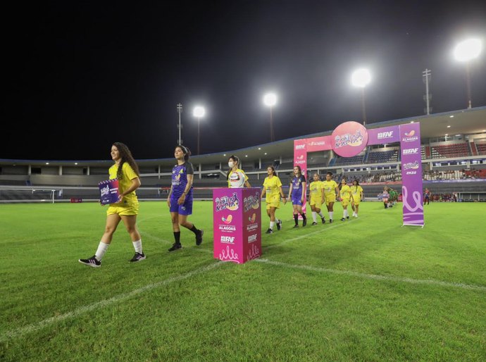 Abertura da Copa Rainha Marta tem jogos com goleada e placar apertado