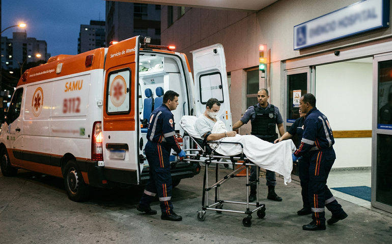 Comparsa de Vorcaro, Sicário é levado para atendimento em hospital