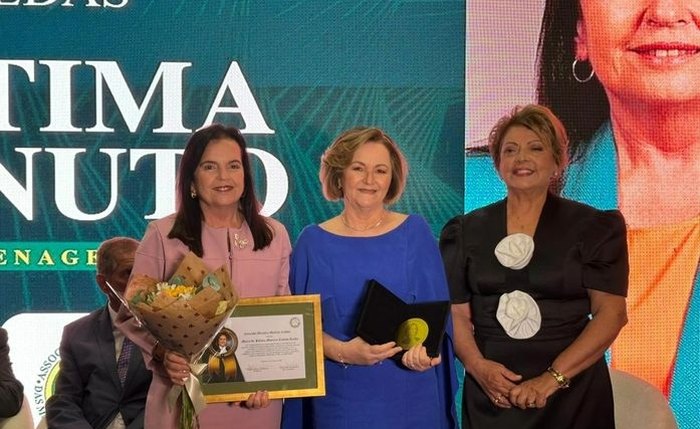 Deputada Fátima Canuto recebe Comenda Ministra Marluce Caldas da ABMCJ