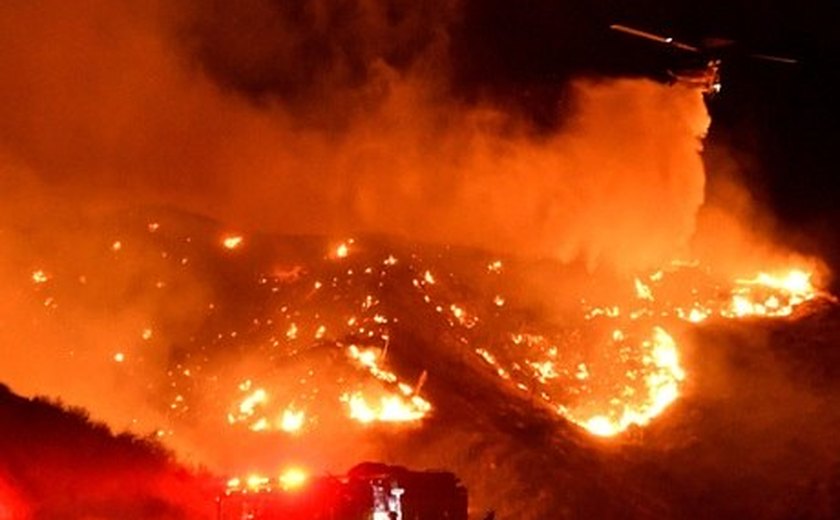 Incêndio na Califórnia provoca evacuação de cidade e cancelamento de passeio
