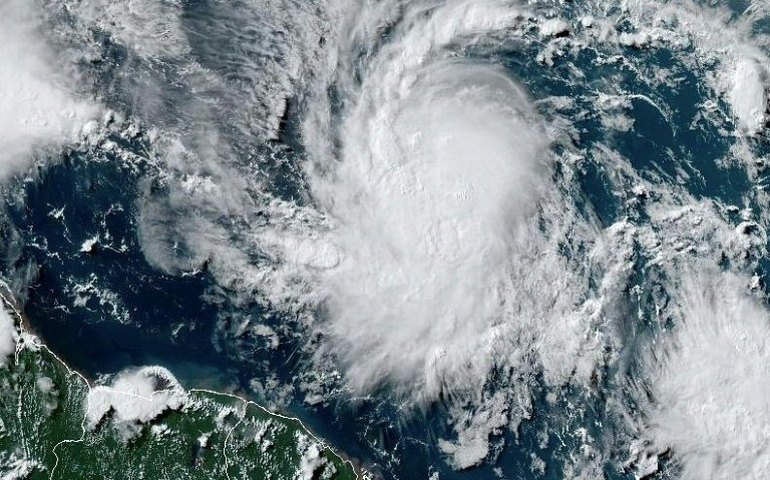 Beryl ganha força ao se aproximar do Caribe e especialistas falam em 'perigo extremo'