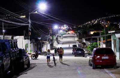 Prefeito Júlio Cezar inaugura primeira etapa da pavimentação e iluminação do Loteamento José Maia Costa 