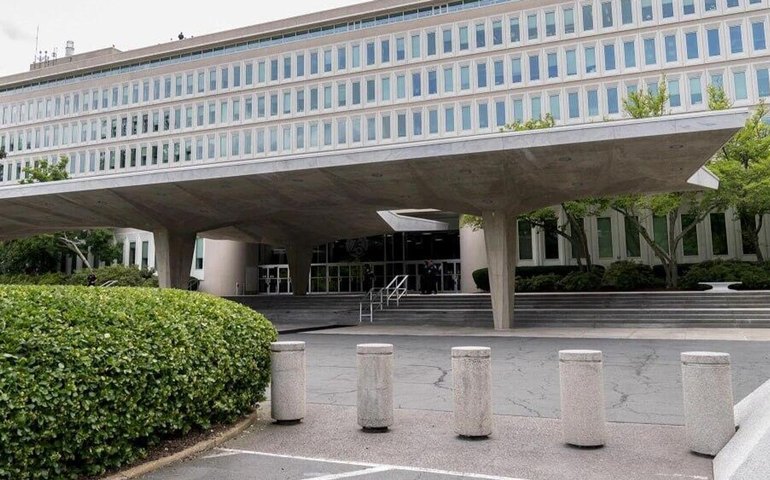 ‍ Funcionários da CIA dispararam e feriram uma mulher perto da agência que se aproximou da entrada da sede, ela está detida, relata CNN