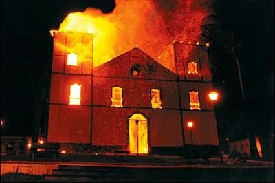 Na Ucrânia, igreja é depredada e incendiada