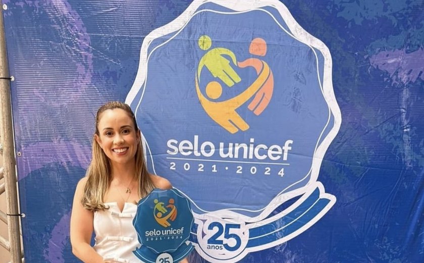 Primeira-dama de Belo Monte recebe troféu da conquista do Selo Unicef pelo município