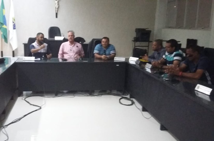 Diretoria do Coruripe reúne comissão técnica e jogadores no plenário na Câmara