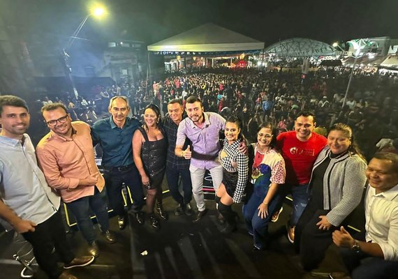 Multidão lota centro da cidade no encerramento dos festejos