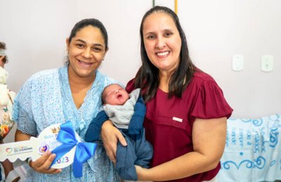 Prefeita Christiane Bulhões entrega chave da cidade ao Bebê Prefeito nascido no Hospital de Santana