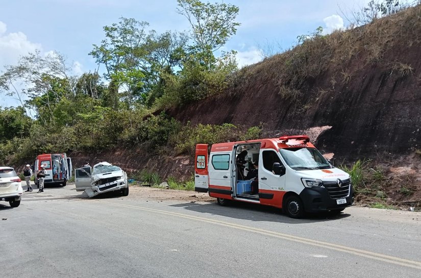 Capotamento deixa casal de turistas feridos em Maceió