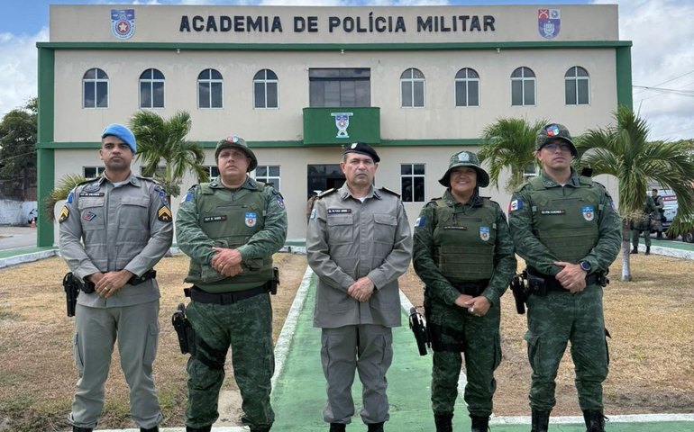 Comandante-geral reconhece ação de policiais que prenderam dupla após assalto