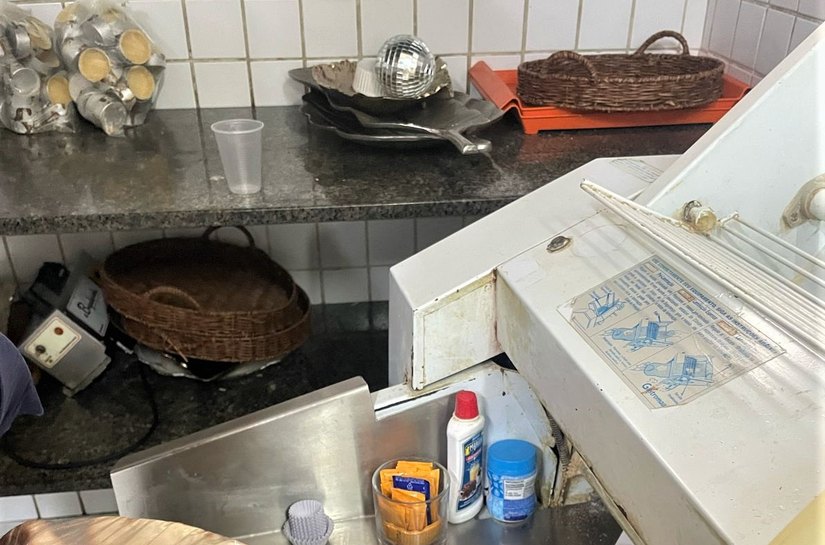 Vigilância Sanitária apreende 90kg de carne estragada e interdita frigorífico