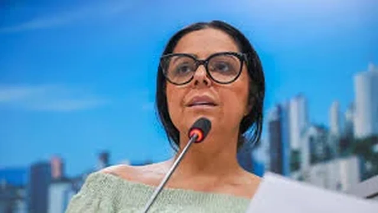 Defensora da causa animal, vereadora do RS recebe cachorro morto em caixa: 'Ameaça para silenciar a voz'