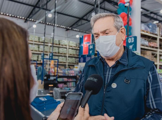 Prefeito JHC participa da inauguração de supermercado na capital