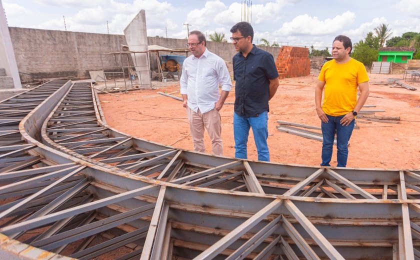 Prefeito Luciano está construindo ginásio poliesportivo para moradores do Cangandu.