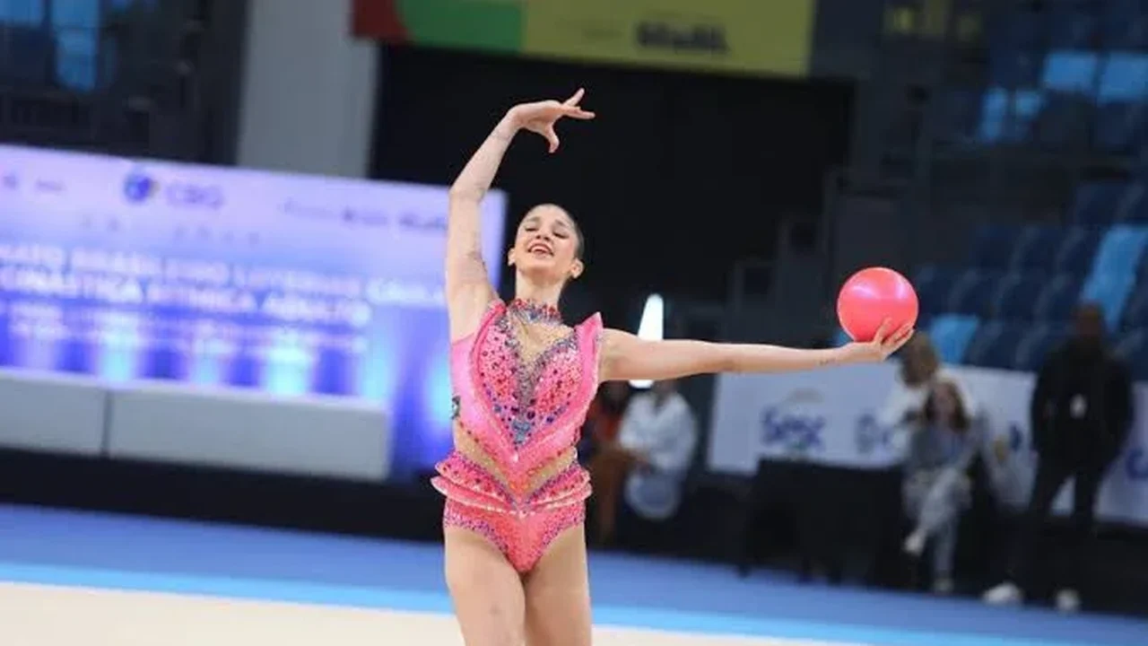 Vereador Charles Hebert propõe comenda e homenageia campeã mundial de ginástica rítmica Duda Arakaki