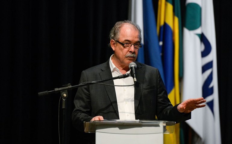 Mercadante defende salto de qualidade na indústria da saúde