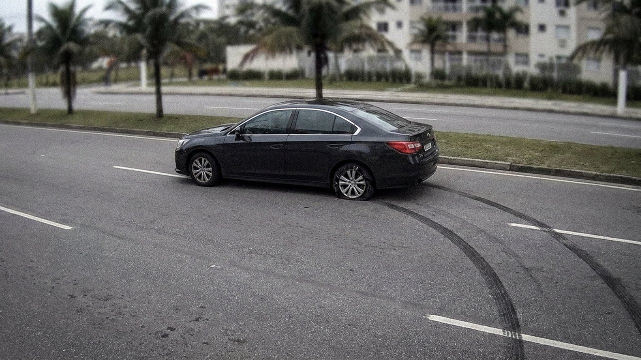 Motorista dá ré e escapa de assalto na Barra após pneu furar