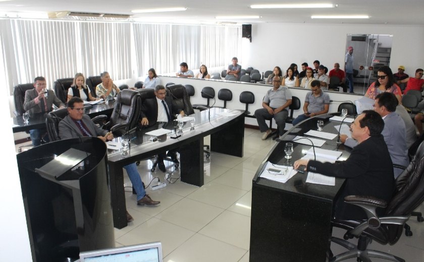 Presidente da Câmara de Delmiro tranca pauta do Executivo até que reduza taxa de iluminação pública