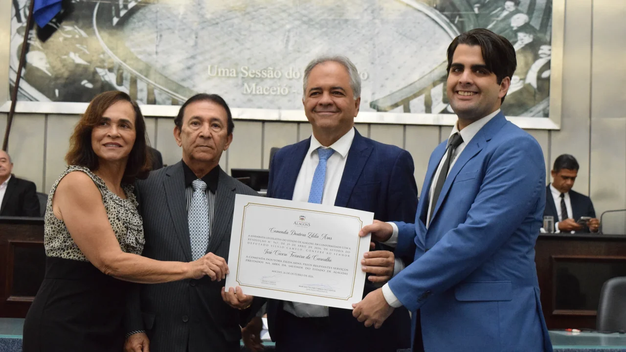 Parlamento alagoano reconhece trajetória do médico Cícero Carvalho com honraria