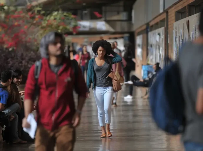 Mais de 54% dos graduandos já abandonaram curso para cuidar dos filhos