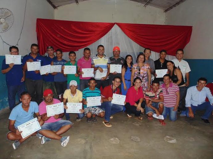Alunos do Pronatec recebem certificados de conclusão de curso em Lagoa da Canoa