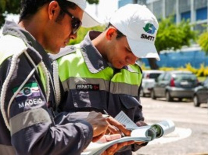 Multas para quem usa celular ao dirigir aumentam em 2016