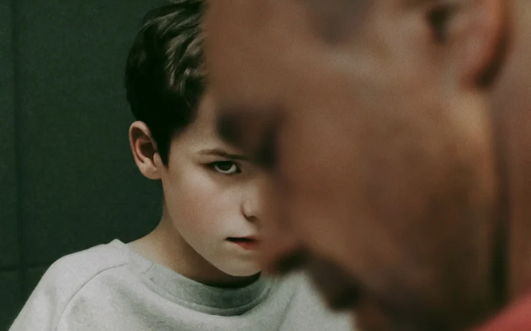 Criador de 'Adolescência' rebate insinuações de Musk sobre série ser 'propaganda anti-brancos'