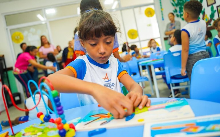Famílias comemoram inauguração do novo Gigantinho Bilíngue em Ipioca