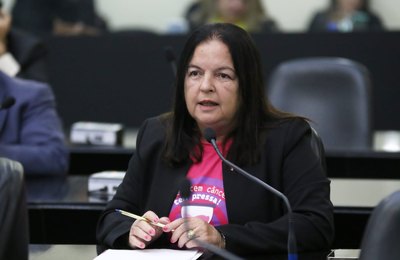 Deputada Fátima Canuto é agraciada com a Comenda Delmiro Gouveia