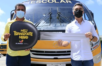 Governo de Alagoas entrega ônibus escolar para rede de educação de São Brás