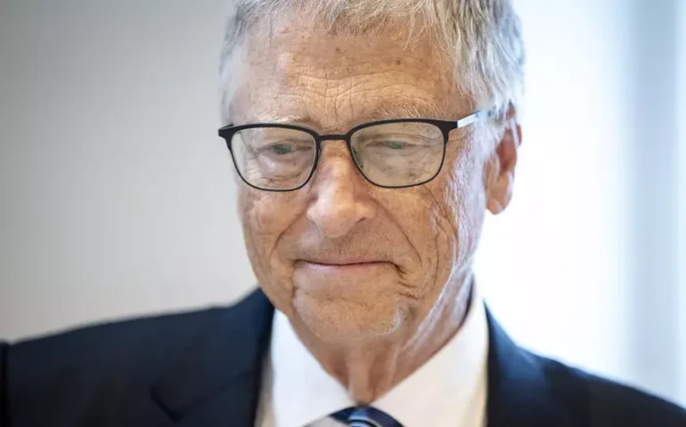 Bill Gates se desculpa por relação com Epstein