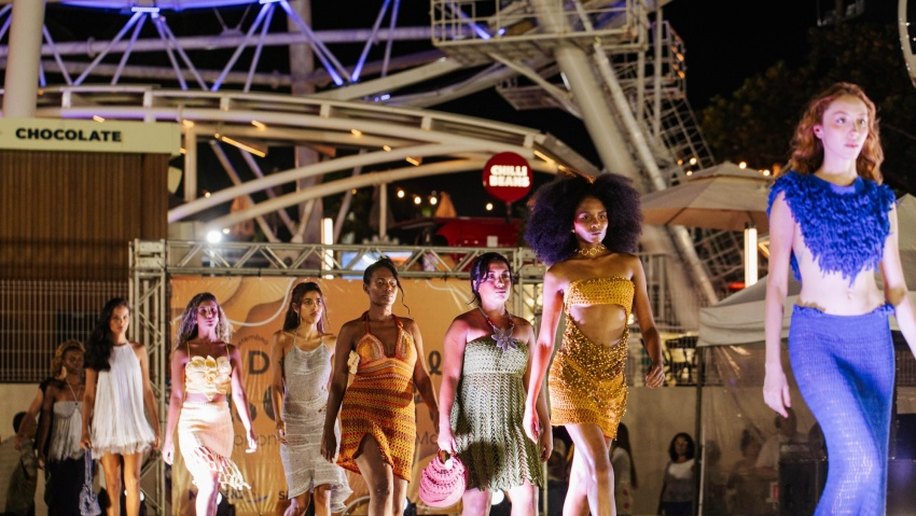 Prefeitura de Maceió realiza desfile inédito em celebração ao Dia Mundial do Crochê