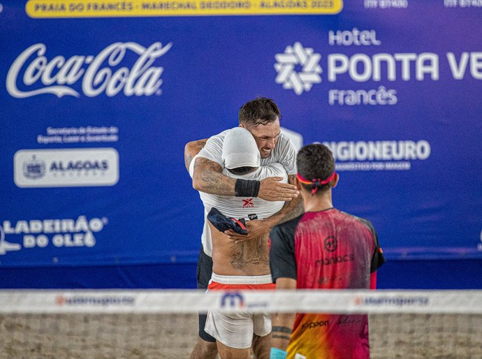 Brasileiros brilham e eliminam melhor dupla do mundo em dia de surpresas no Pure Beach , na Praia do Francês