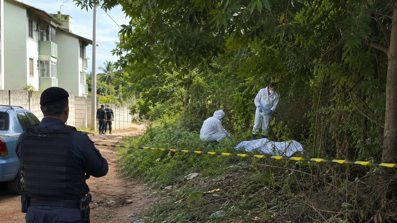 Jovem de 18 anos é encontrado morto em área de mata em residencial de Maceió