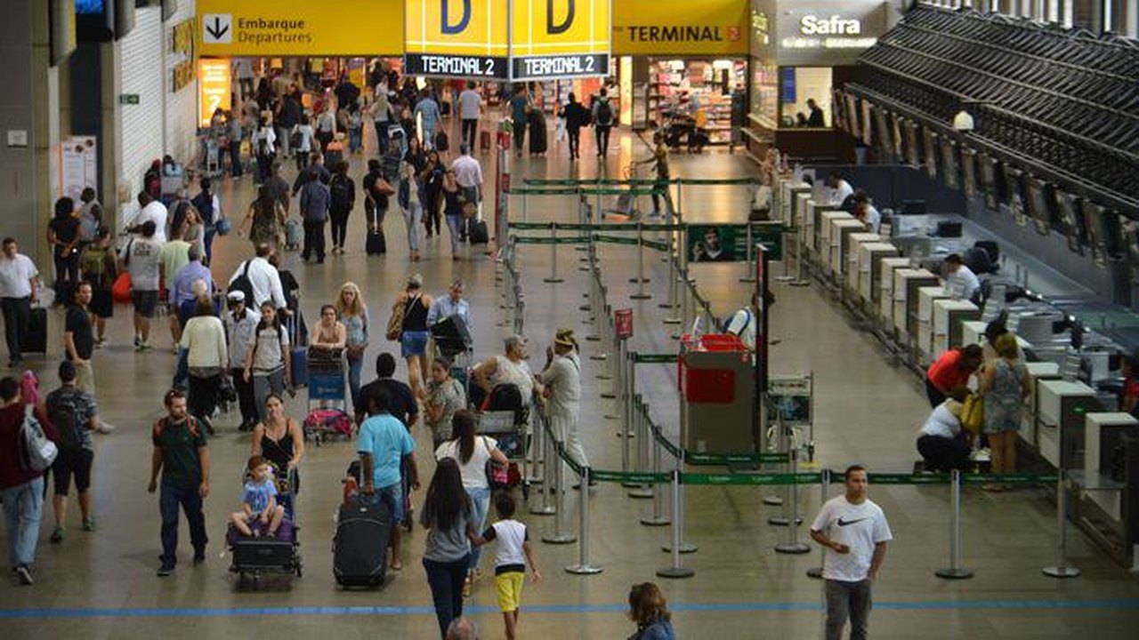 Voo leva crianças para visitar o Papai Noel em Polo Norte de aeroporto dos EUA