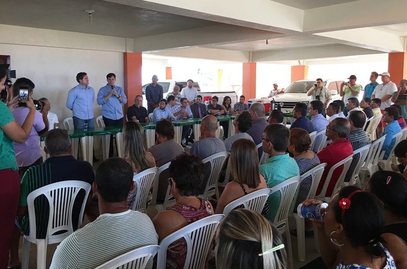 Cacau e ministro discutem situação da Praia do Francês com donos de barracas