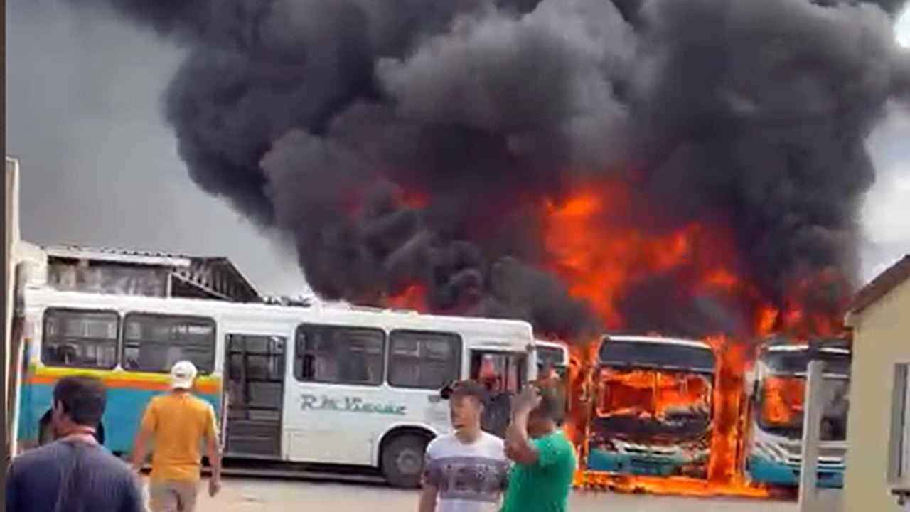 Nove ônibus da RM Viação incendeiam em pátio da empresa; veja vídeo