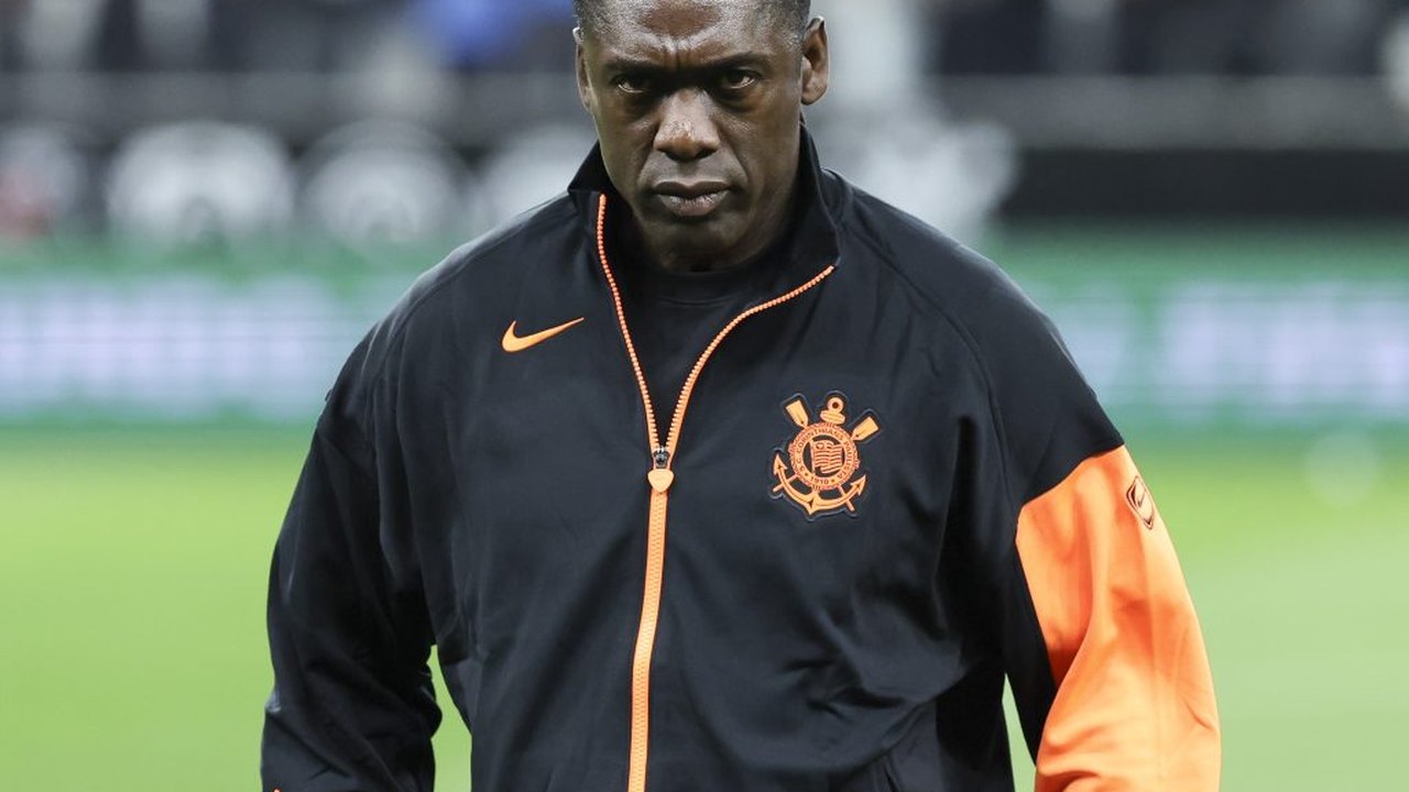 Seedorf acompanha Corinthians de maneira inusitada contra o Vitória; vídeo