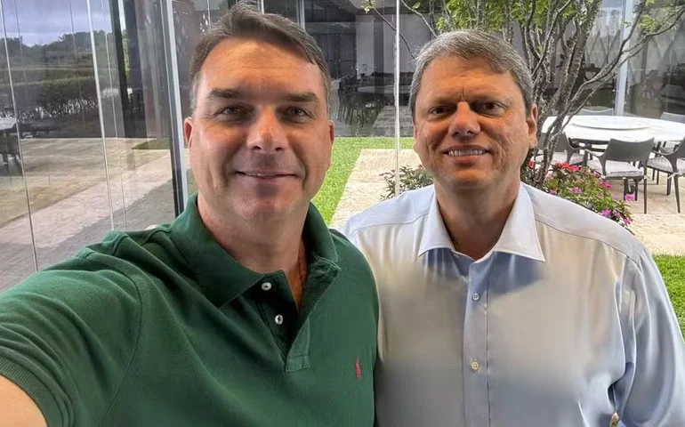 Apoio de Tarcísio à pré-candidatura de Flávio Bolsonaro segue discreto um mês após anúncio