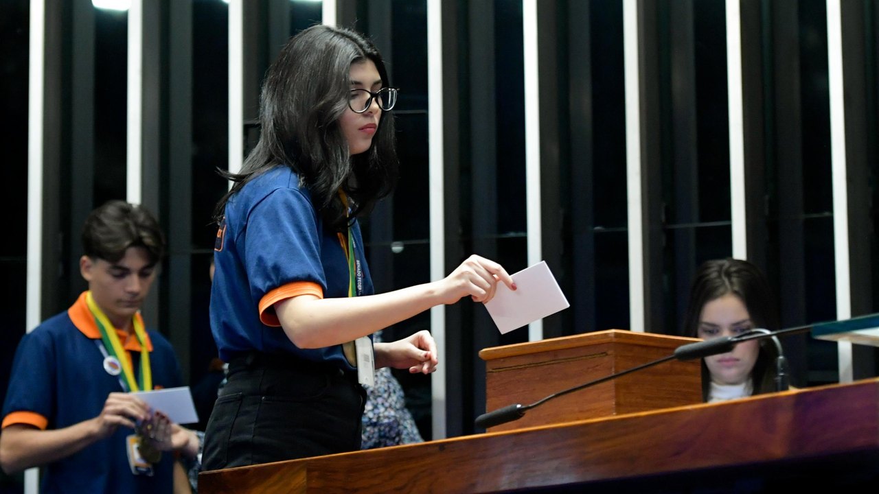 Programa Jovem Senador: estudante alagoana é empossada em Brasília