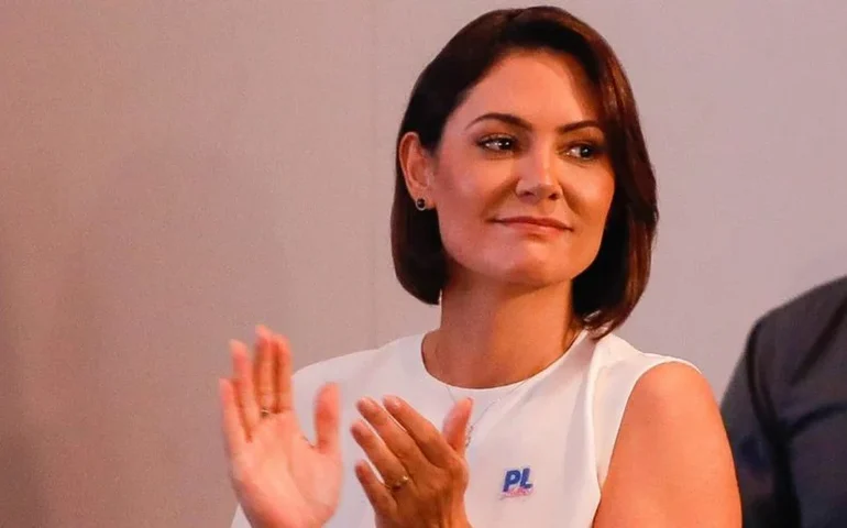 Michelle visita Bolsonaro na prisão após disputa com filhos e impõe mudanças no PL