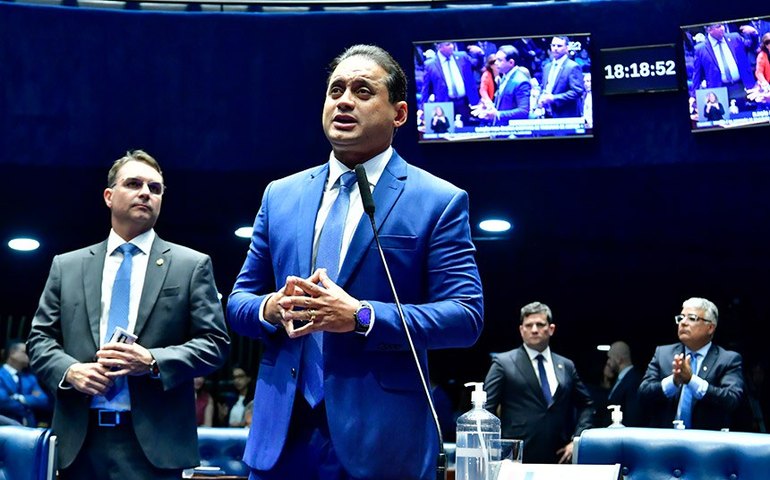 Senador Weverton Rocha e secretário da Previdência são alvos de operação da PF