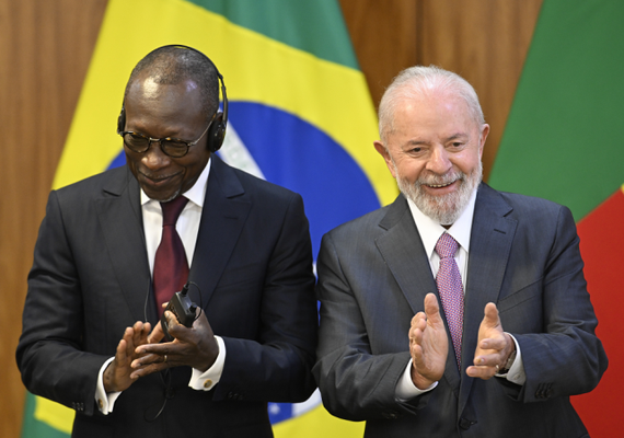 Lula critica cobrança de dívidas de países pobres ao lado do presidente do Benim
