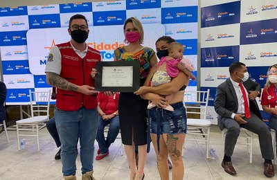 Vereadora Gaby Ronalsa entrega comenda a presidente nacional da Cruz Vermelha, Júlio Cals