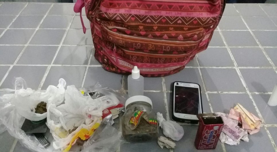 drogas e pertences apreendido pela polícia