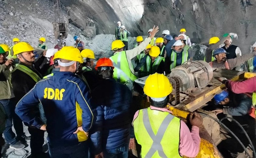 'Nossa fé estava no fundo do poço', diz trabalhador indiano resgatado após 17 dias de túnel que desabou