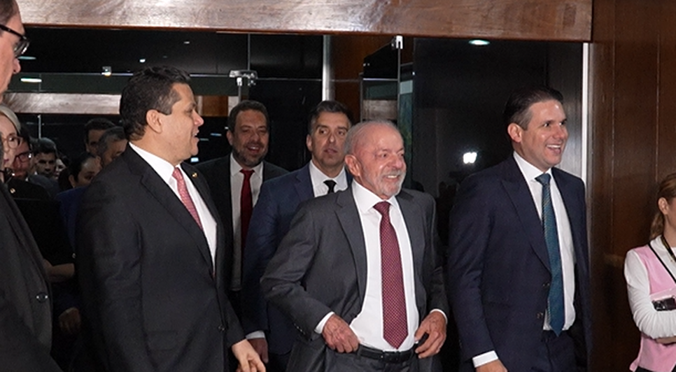 Davi Alcolumbre (esquerda), Lula (meio) e Hugo Motta (direita) chegaram juntos à sessão solene do Senado onde fim da escala 6x1 foi promulgada / Foto: Reprodução