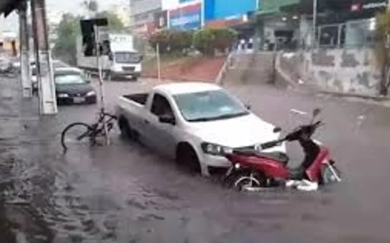 Chuva intensa na noite desta segunda e madrugada de terça, causa pontos de alagamentos em vários pontos de Arapiraca